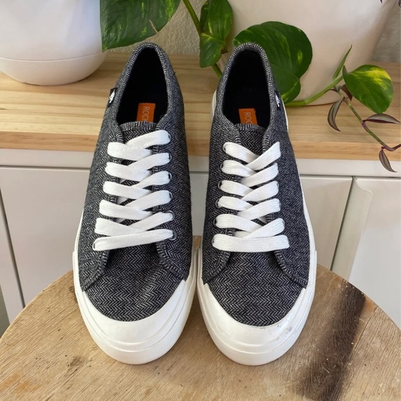 Rocket Dog Canvas Shoe - Picture 2 of 6